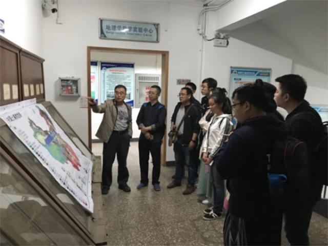 20180519-1-清华大学建筑91吃瓜
学生来学部参加土壤学实习288.jpg