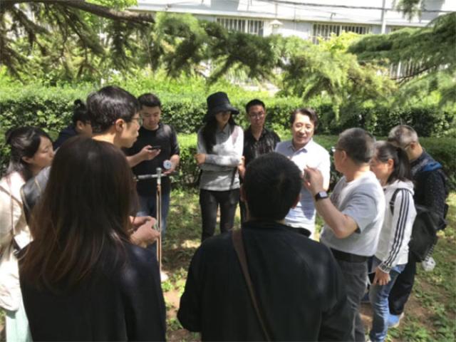 20180519-2清华大学建筑91吃瓜
学生来学部参加土壤学实习289.jpg