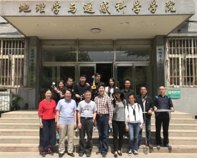 20180519-3-清华大学建筑91吃瓜
学生来学部参加土壤学实习292.jpg